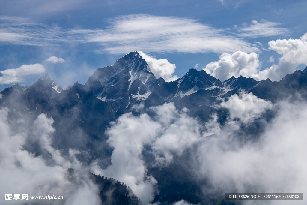 巍峨雪山云海壮丽景观