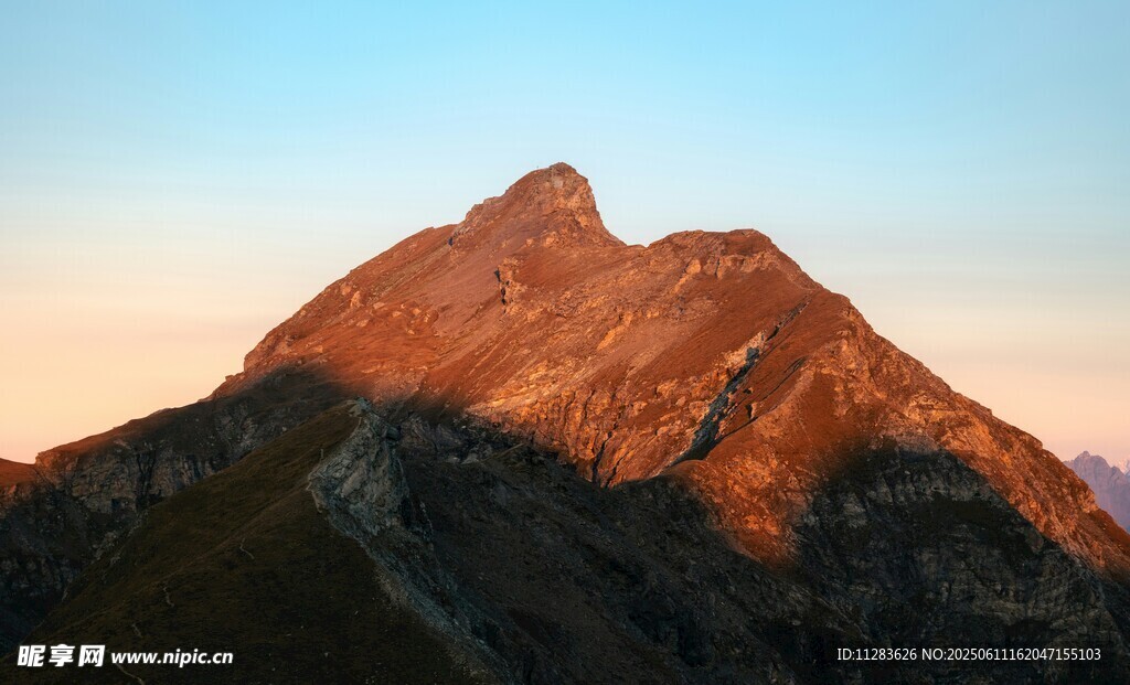 夕阳下的壮丽山峰