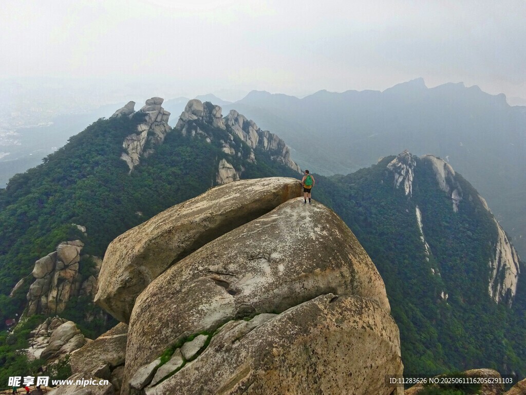 巍峨山石屹立于群山间