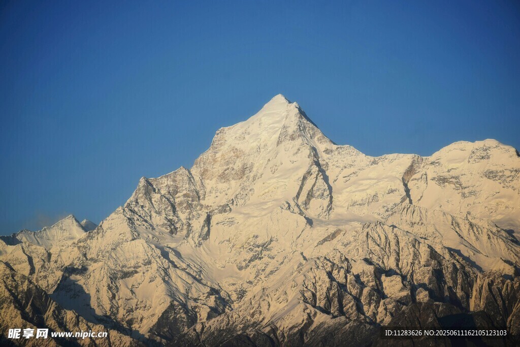 巍峨雪山壮丽景致