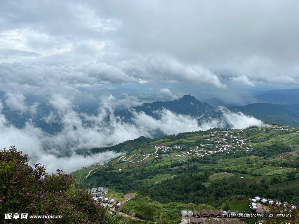 山间云海环绕的美丽景致