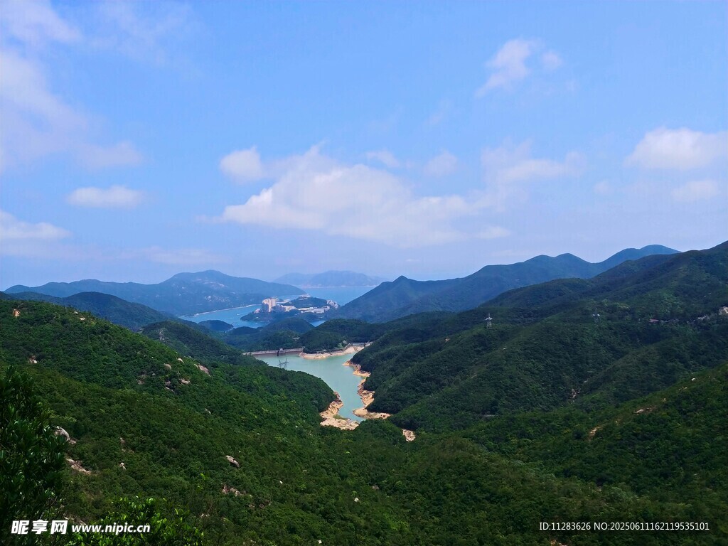 青山绿水间的秀丽河谷