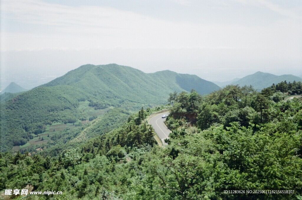 山间绿意盎然的蜿蜒小路
