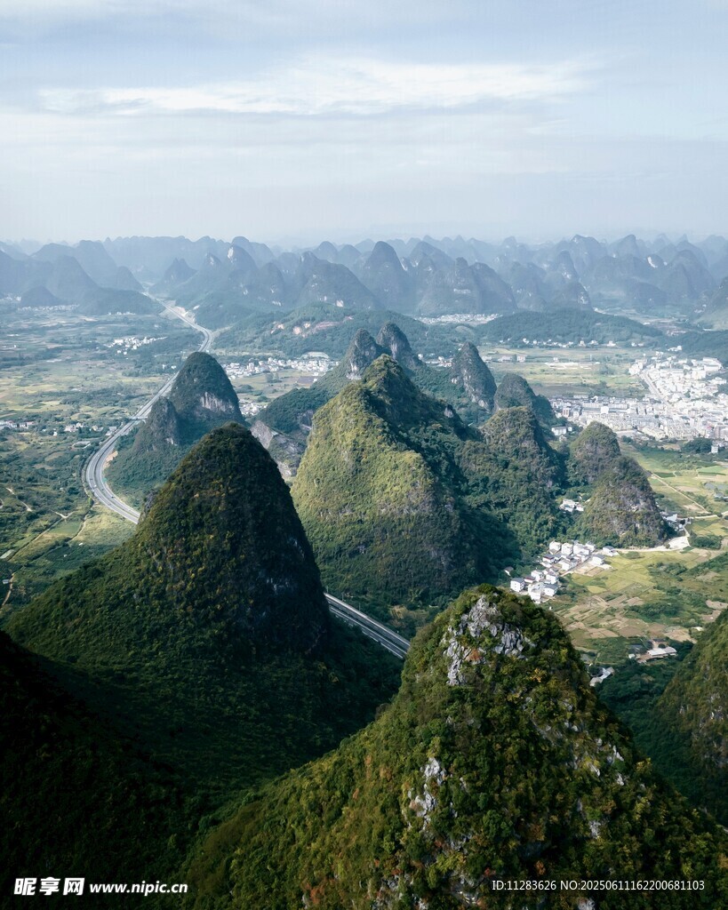 壮美山峦俯瞰图