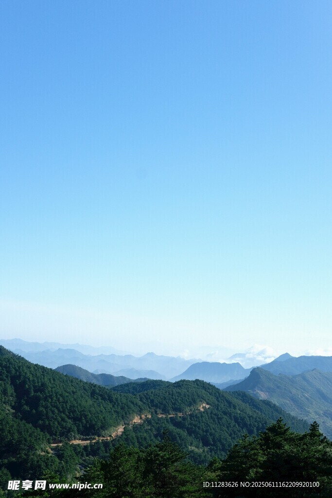 山峦叠翠间的蓝天美景