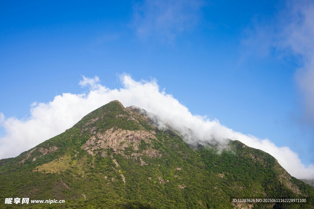 云雾缭绕的翠绿山峰