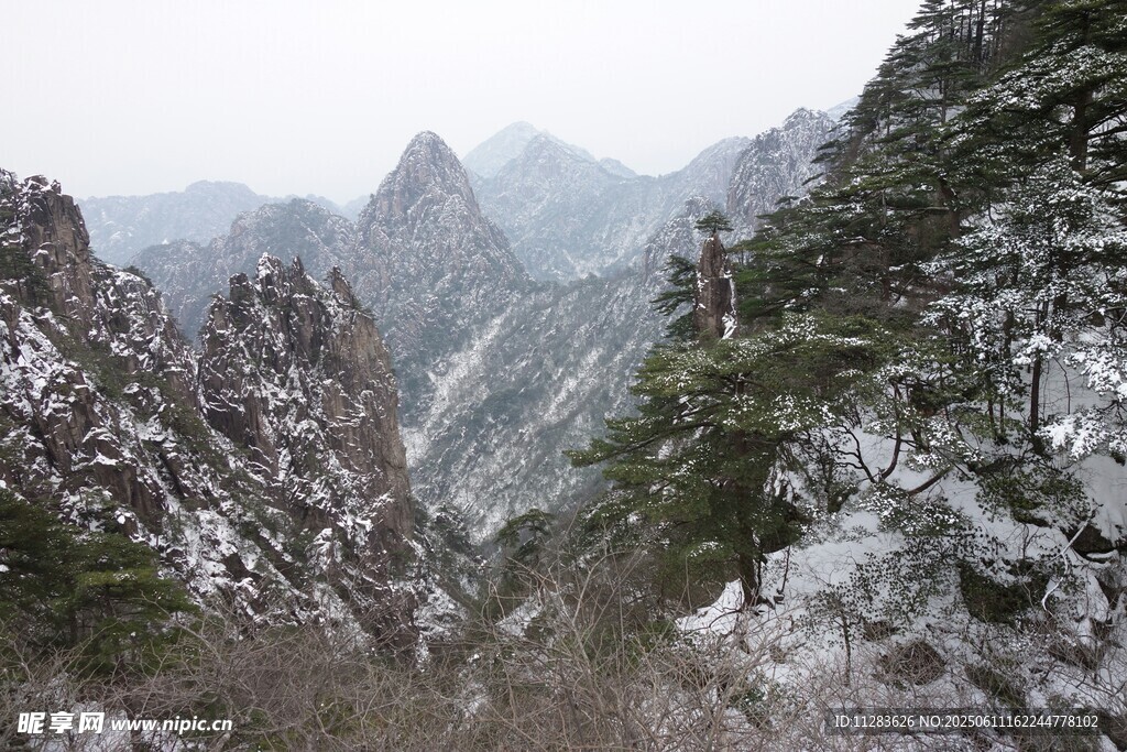 雪覆山峦壮丽景致