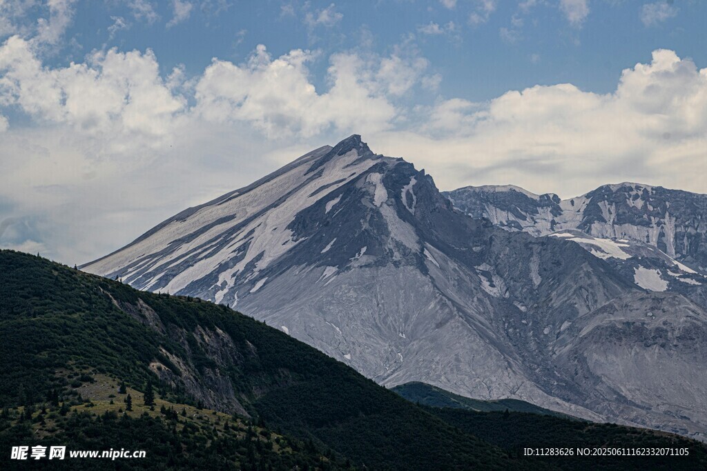 巍峨雪山壮丽风光