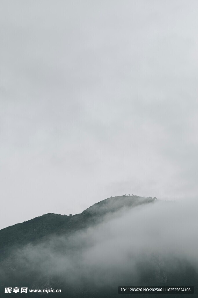 山间云雾缭绕的朦胧景致