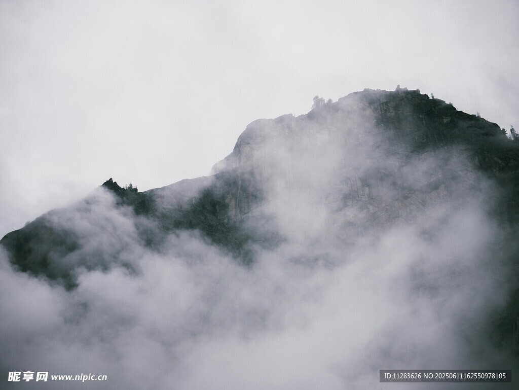 云雾缭绕的山峦美景