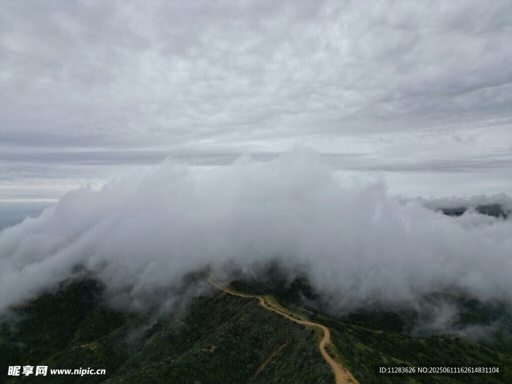 云雾缭绕山间蜿蜒小路