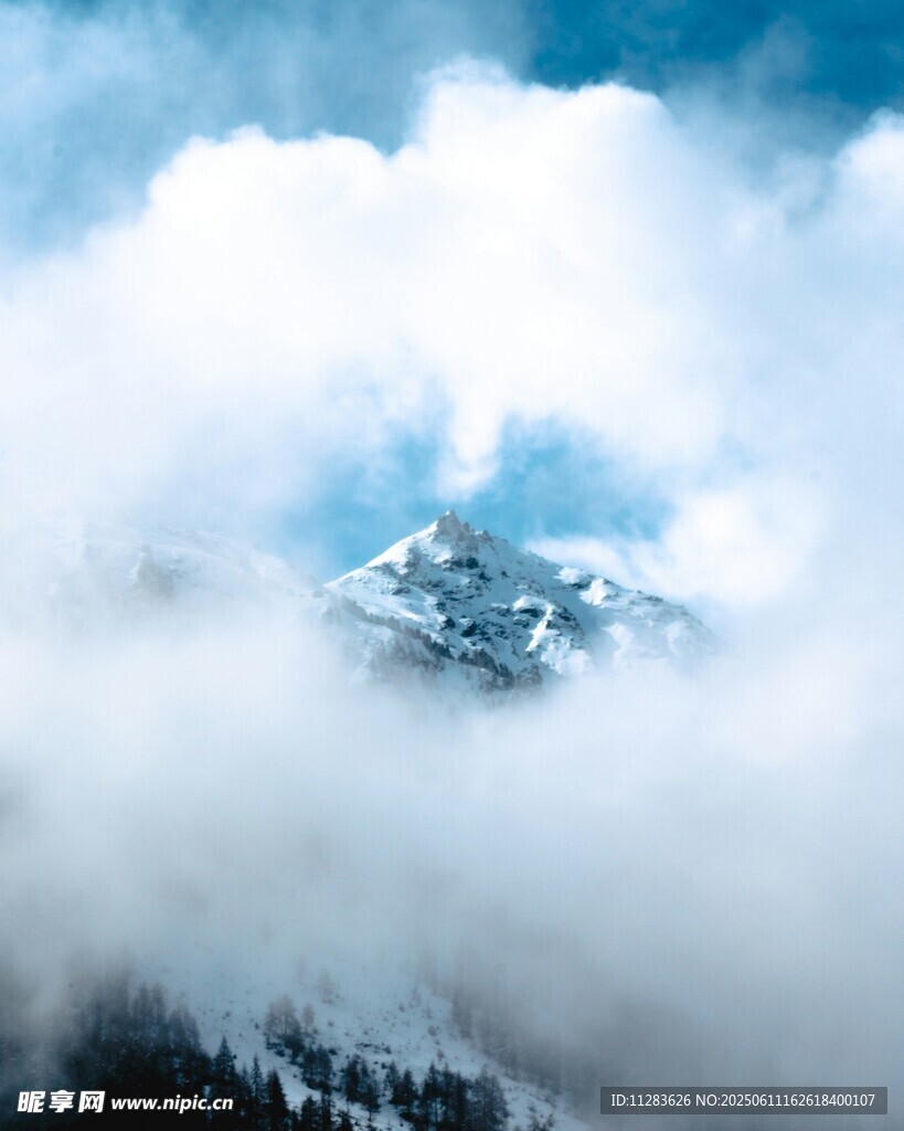云雾缭绕中的巍峨雪山