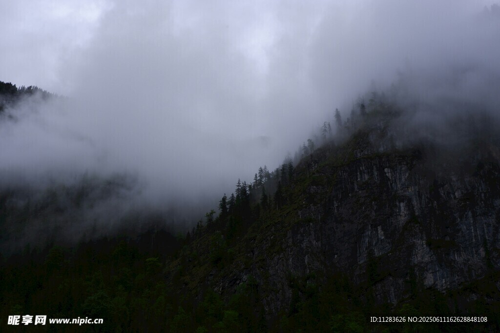 云雾缭绕的山峦美景