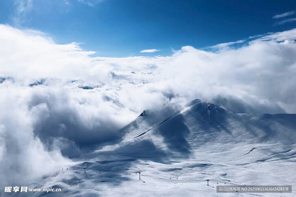 雪山云海壮丽景观