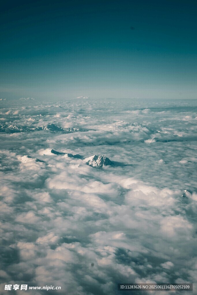高空俯瞰云海壮丽景观