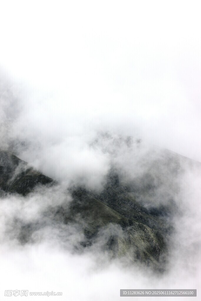 云雾缭绕的山峦景色