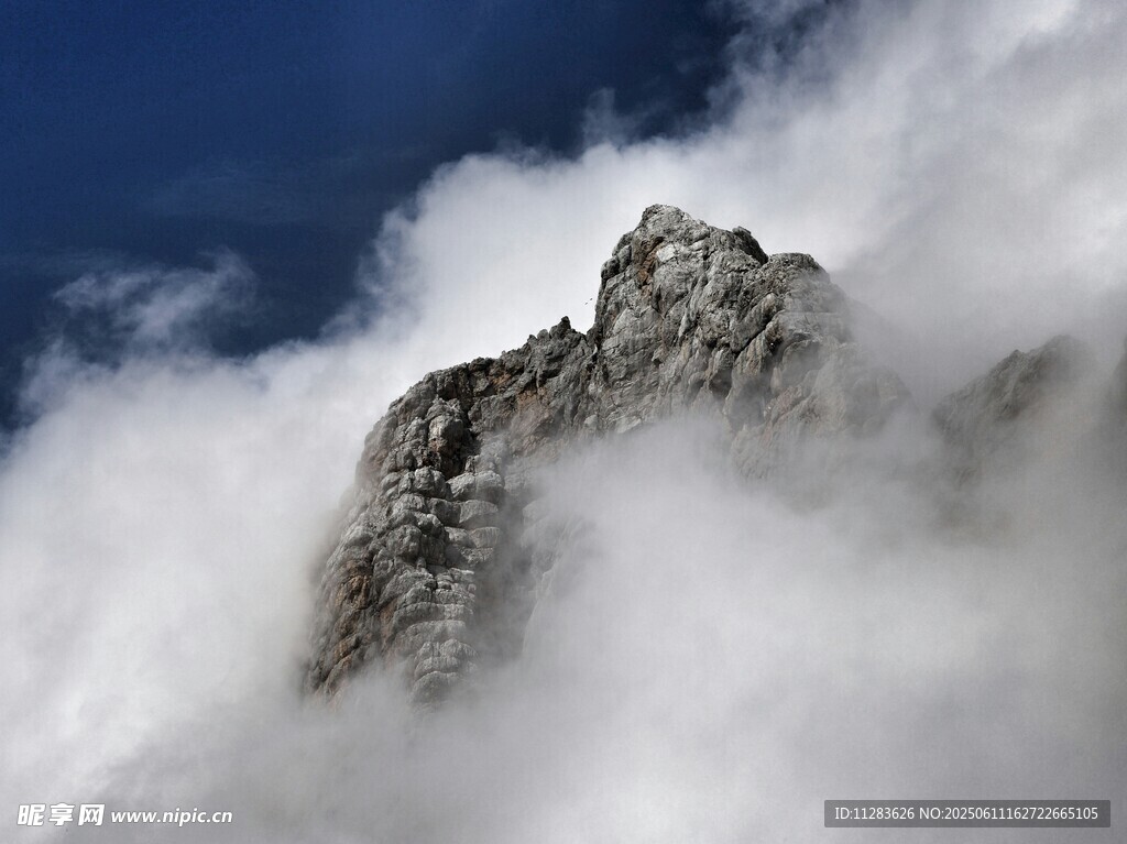 云雾缭绕的巍峨山峰