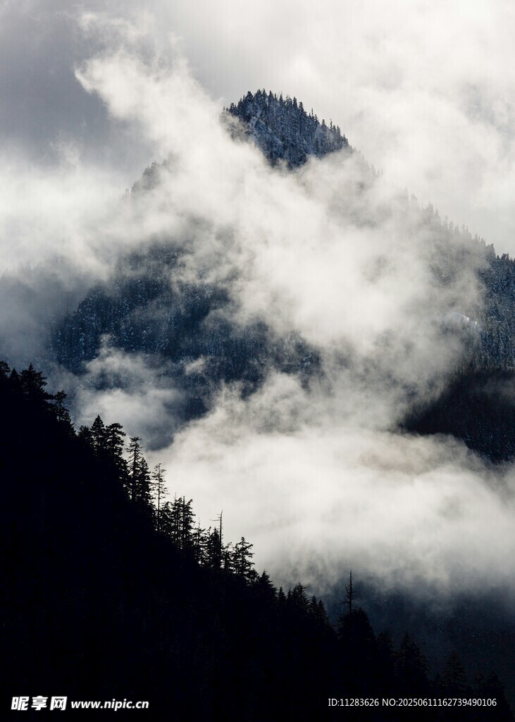 云雾缭绕中的巍峨山峰