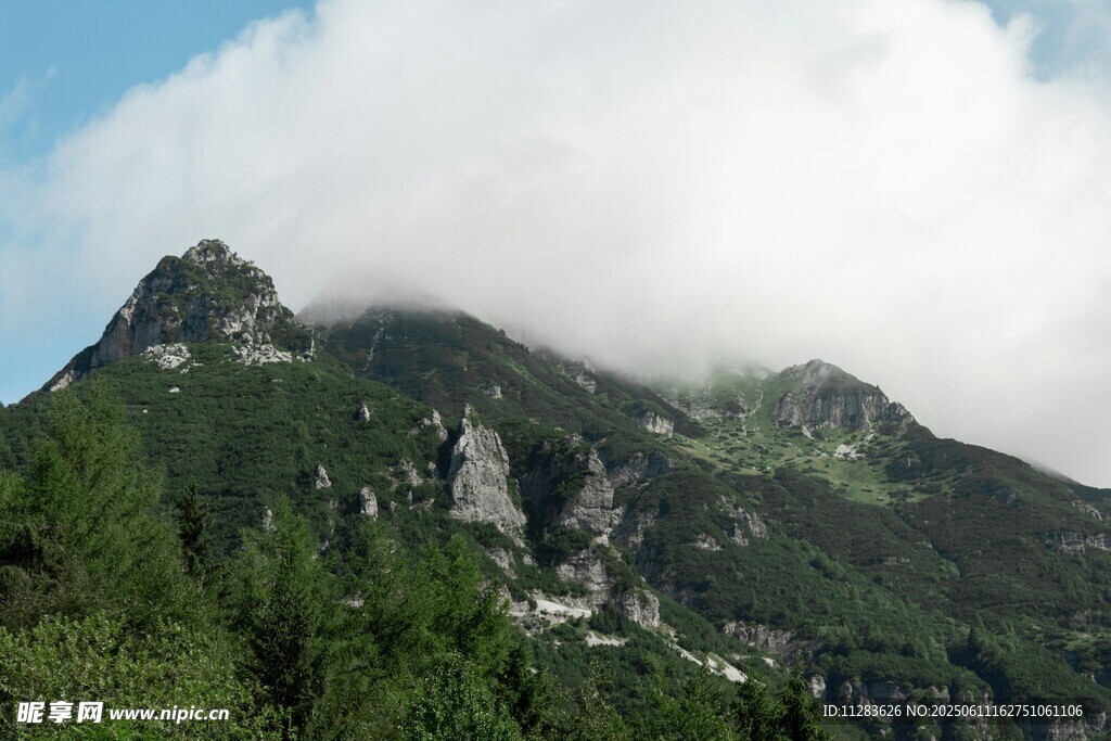 云雾缭绕的巍峨青山