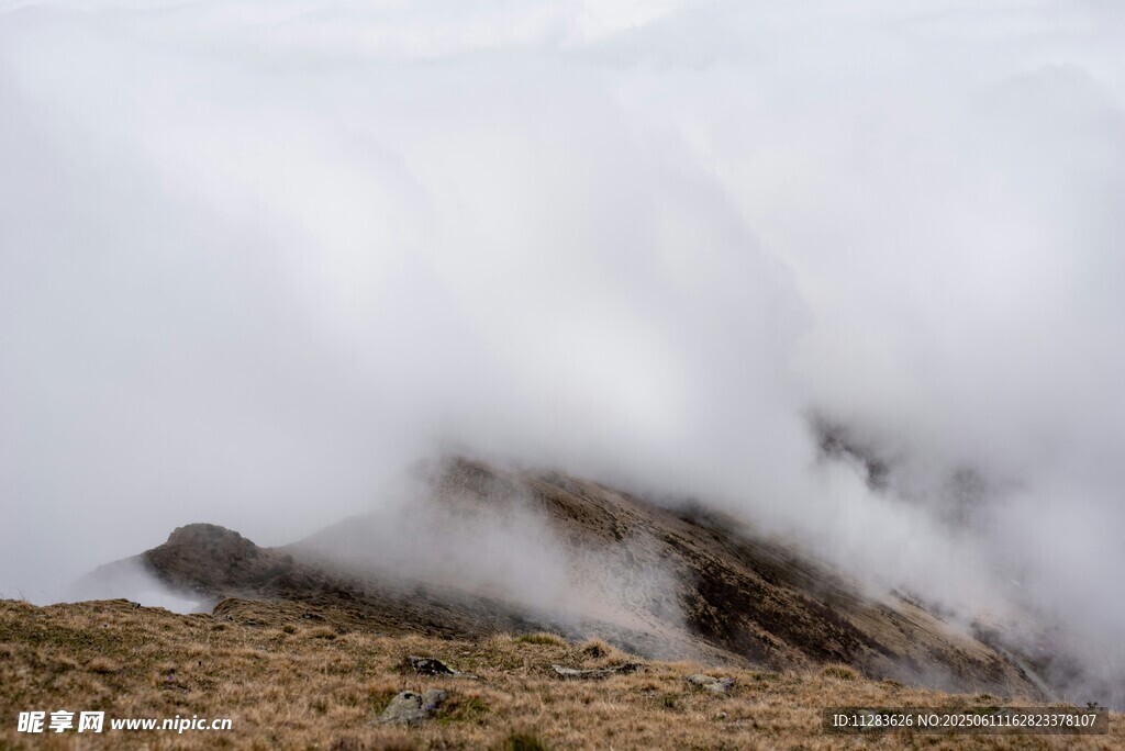 云雾缭绕的巍峨山峰