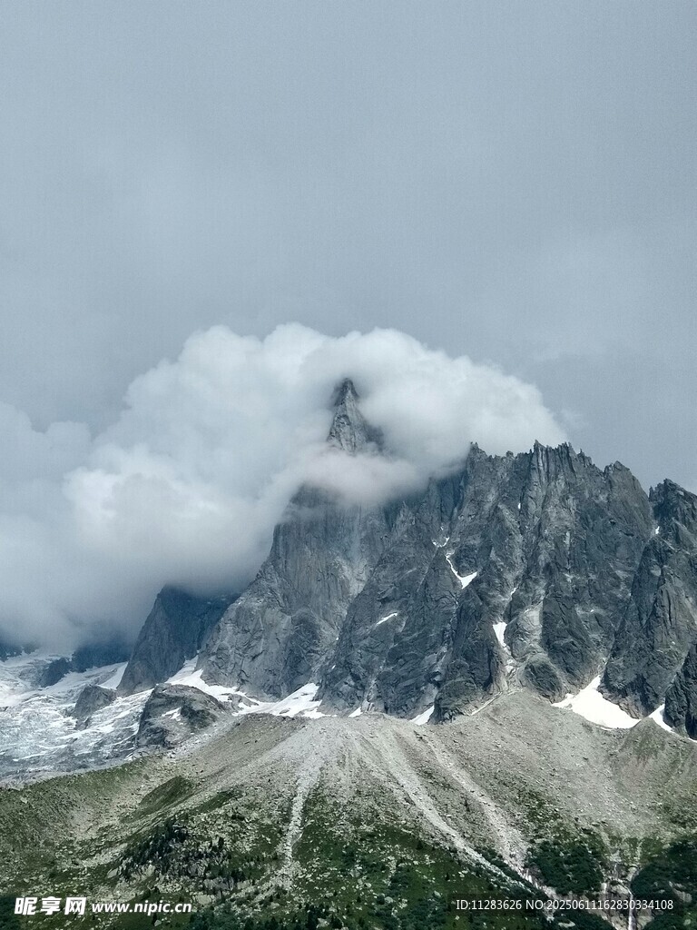云雾缭绕的巍峨高山