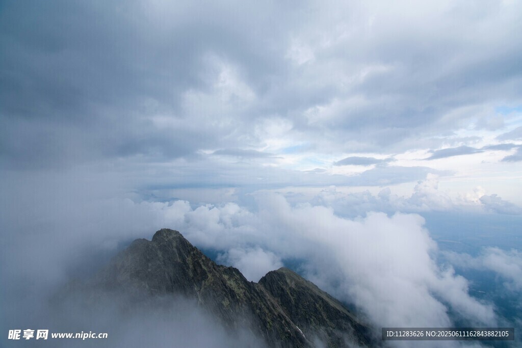 云雾缭绕的巍峨山峰