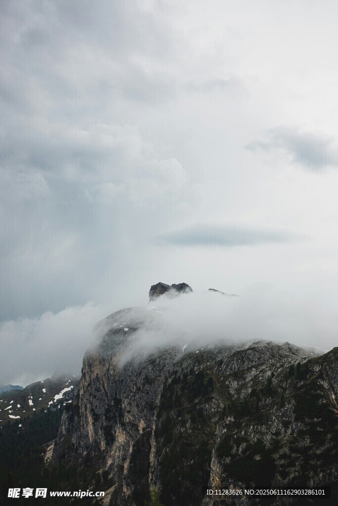 云雾缭绕的巍峨山峰