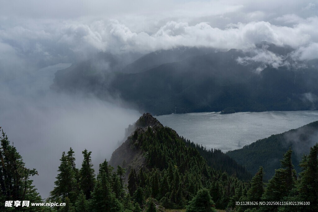 云雾缭绕的山间湖泊美景
