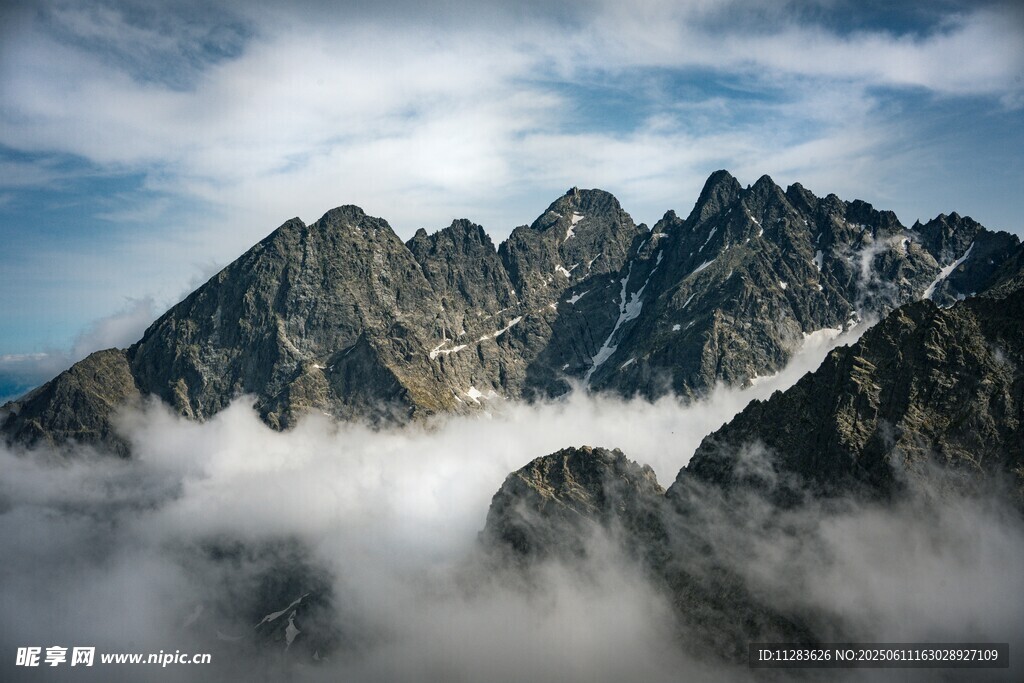 云雾缭绕的壮丽山峰