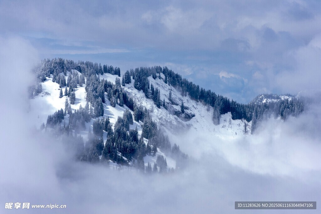云雾缭绕的雪山美景