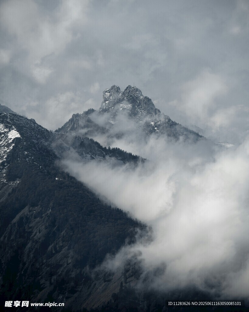 云雾缭绕的巍峨山峰