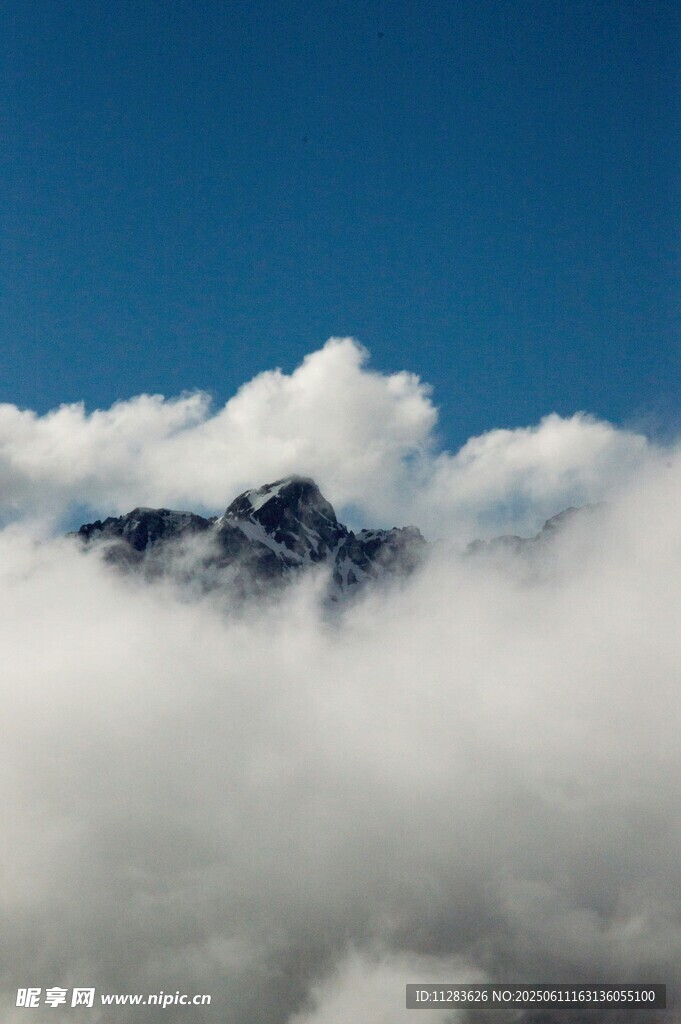 云海之上的巍峨山峰