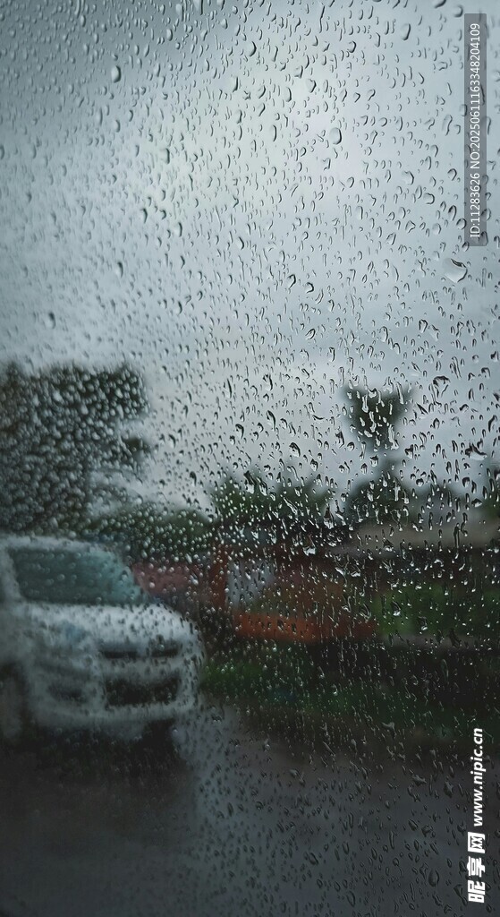 雨中停放的白色汽车