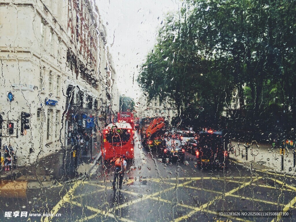 雨中骑行者与城市街道景象