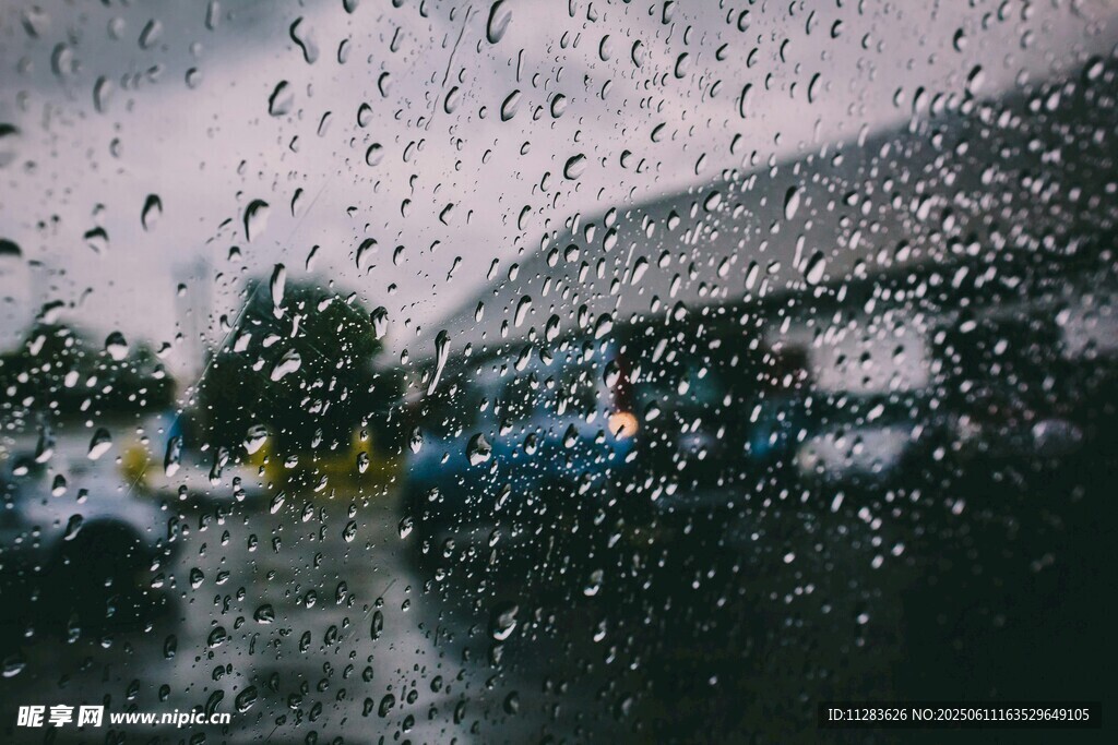 雨中车窗上的水珠