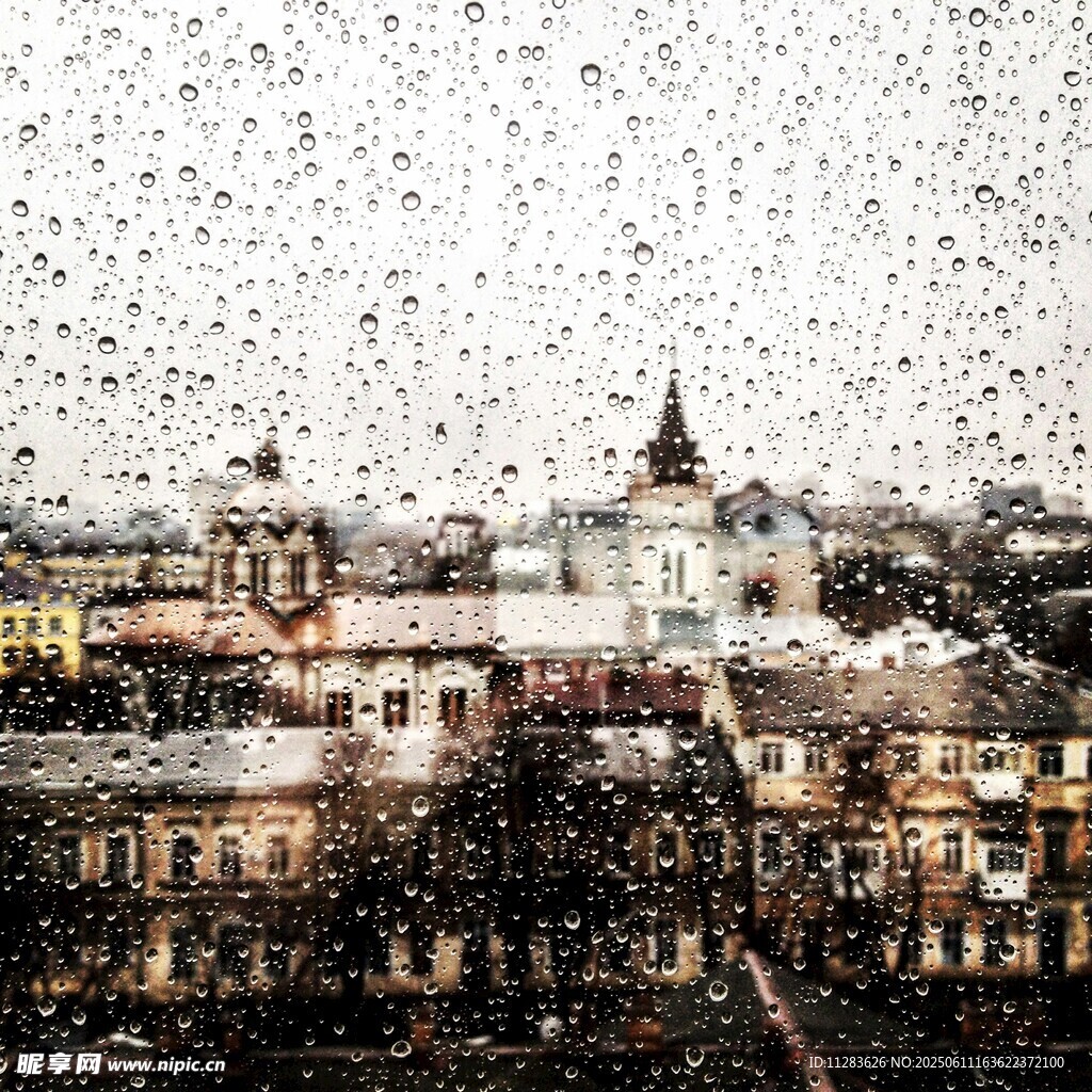 雨天玻璃上的水珠