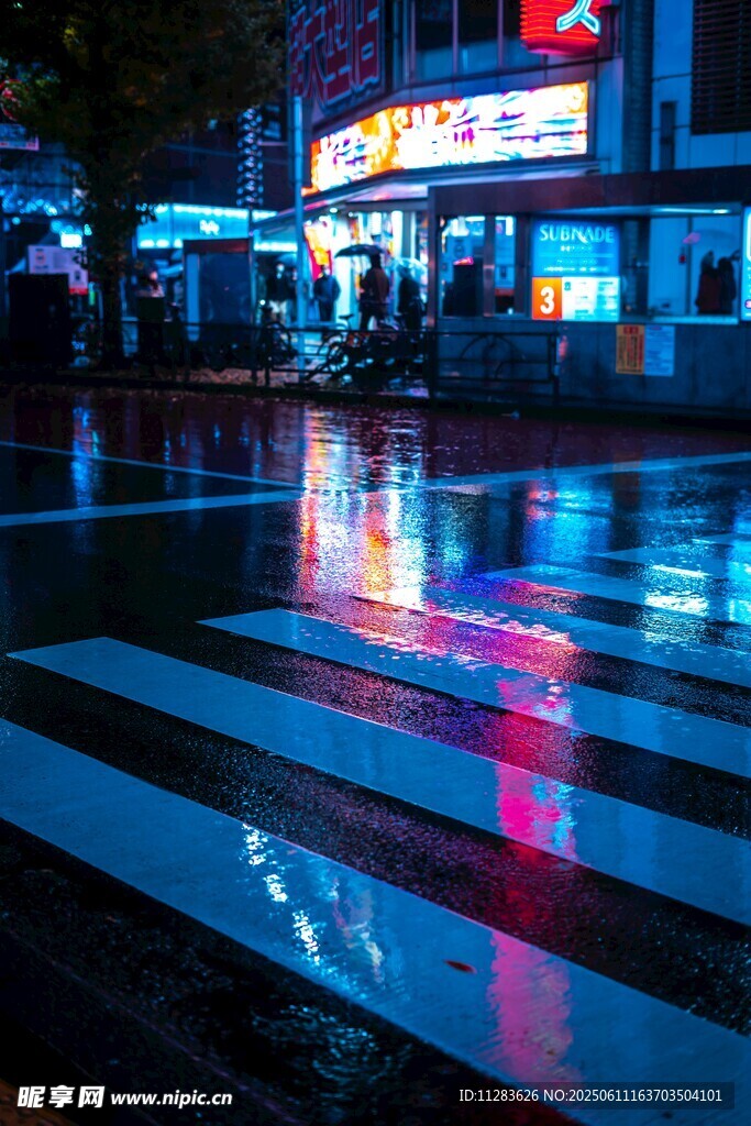 雨夜街道店铺霓虹倒影