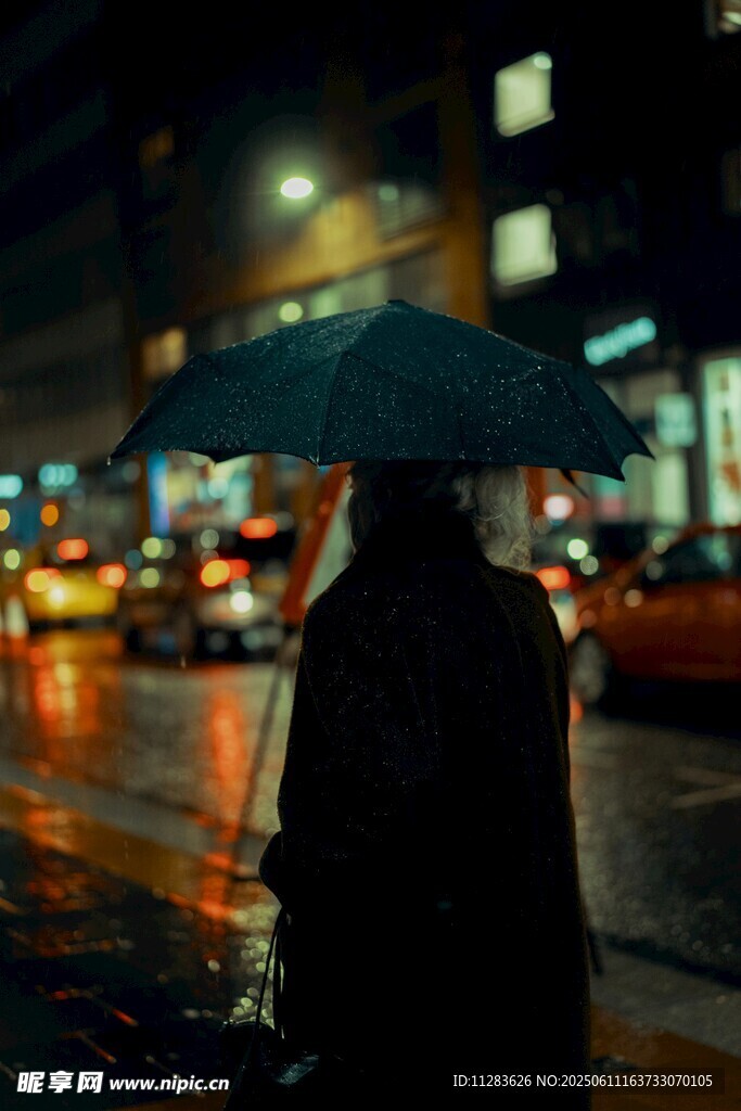 雨夜撑伞独行的孤独身影
