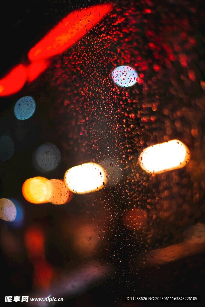 雨夜车窗上的斑斓光影