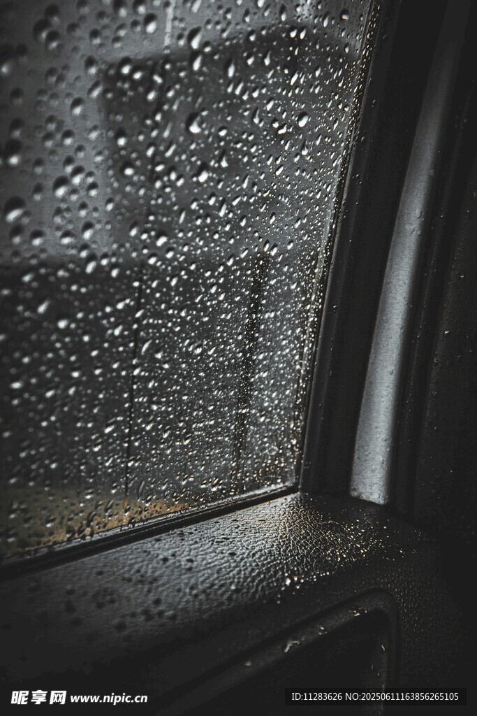 车窗上的雨滴
