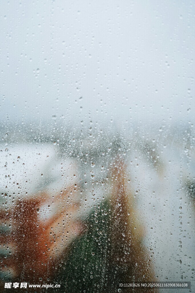 雨中车窗景象