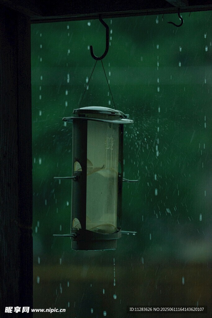 雨夜窗前的复古风挂灯