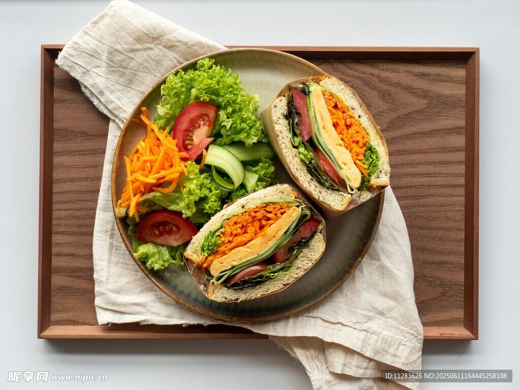 美味墨西哥卷饼与蔬菜拼盘