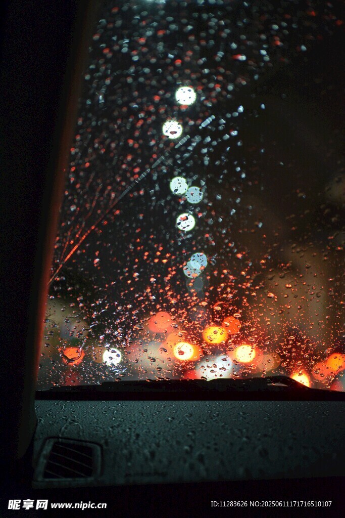 雨夜车窗水滴