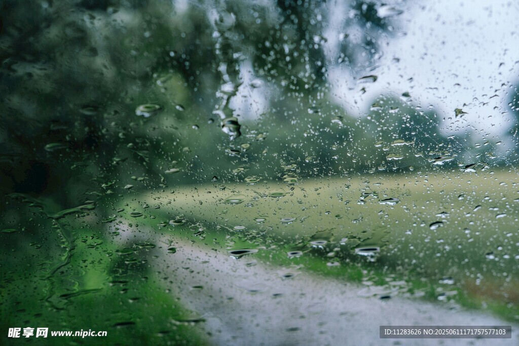雨中乡间小路