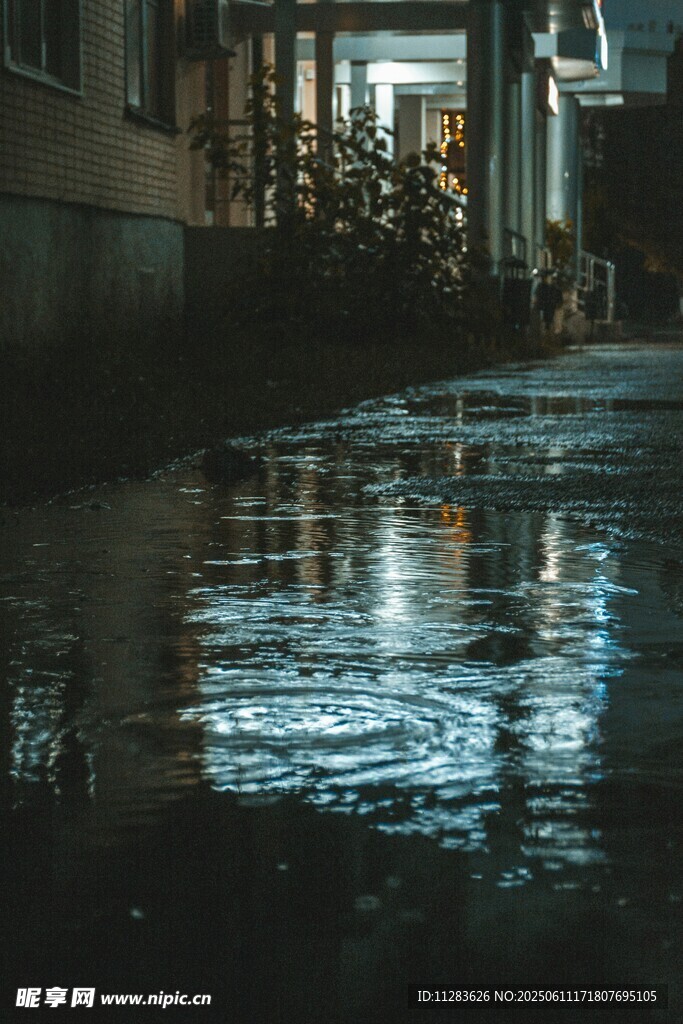 雨后街道积水倒影景象