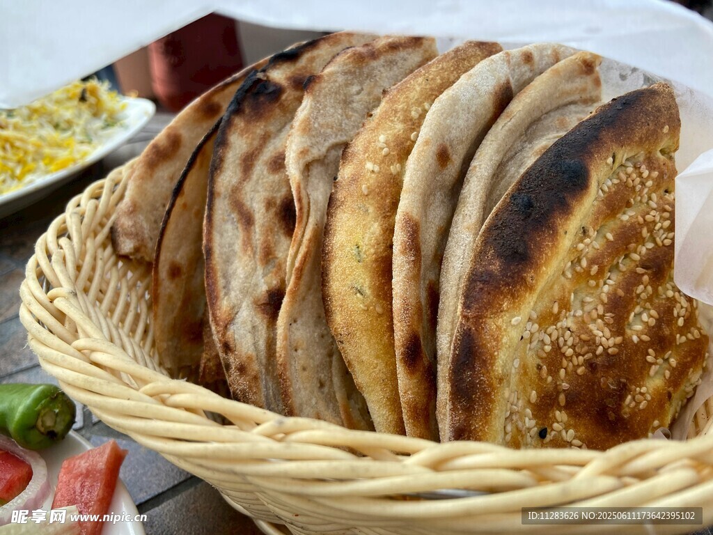 篮子里的美味烤制面饼