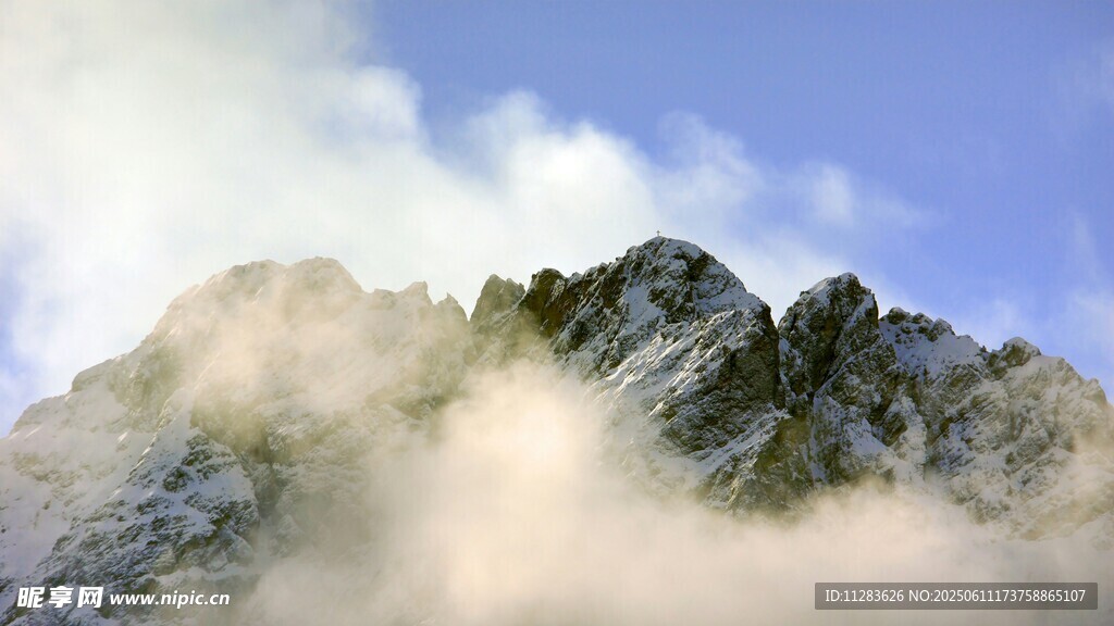 云雾缭绕的壮丽山峰