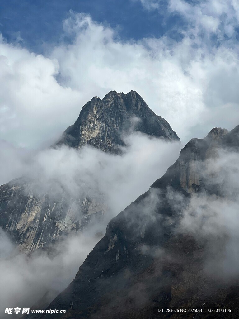 云雾缭绕的巍峨山峰