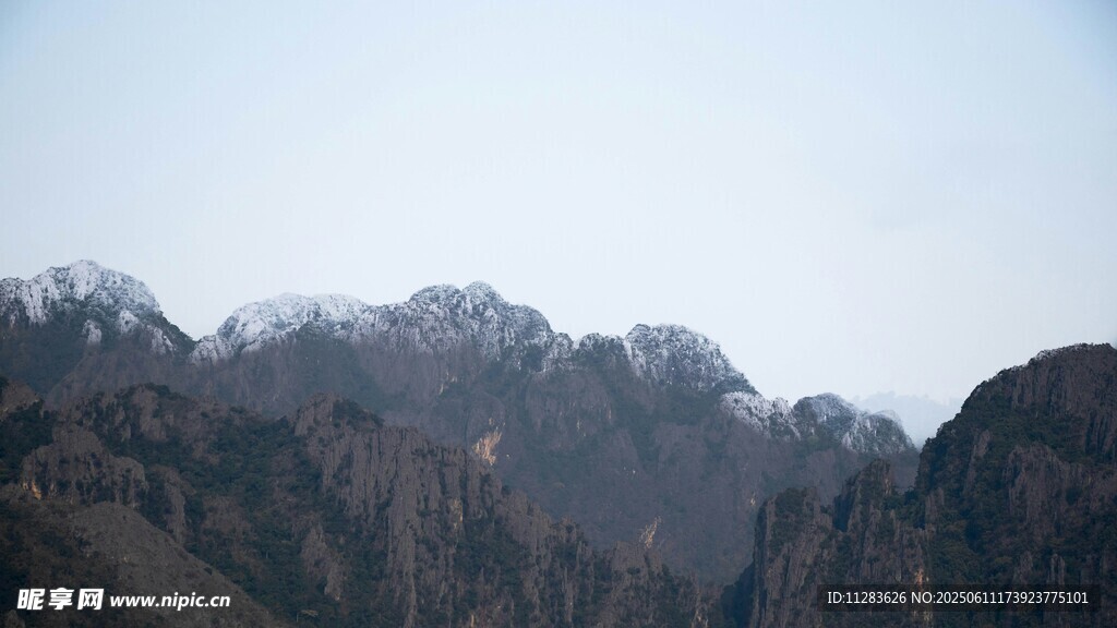 壮丽山峦景色